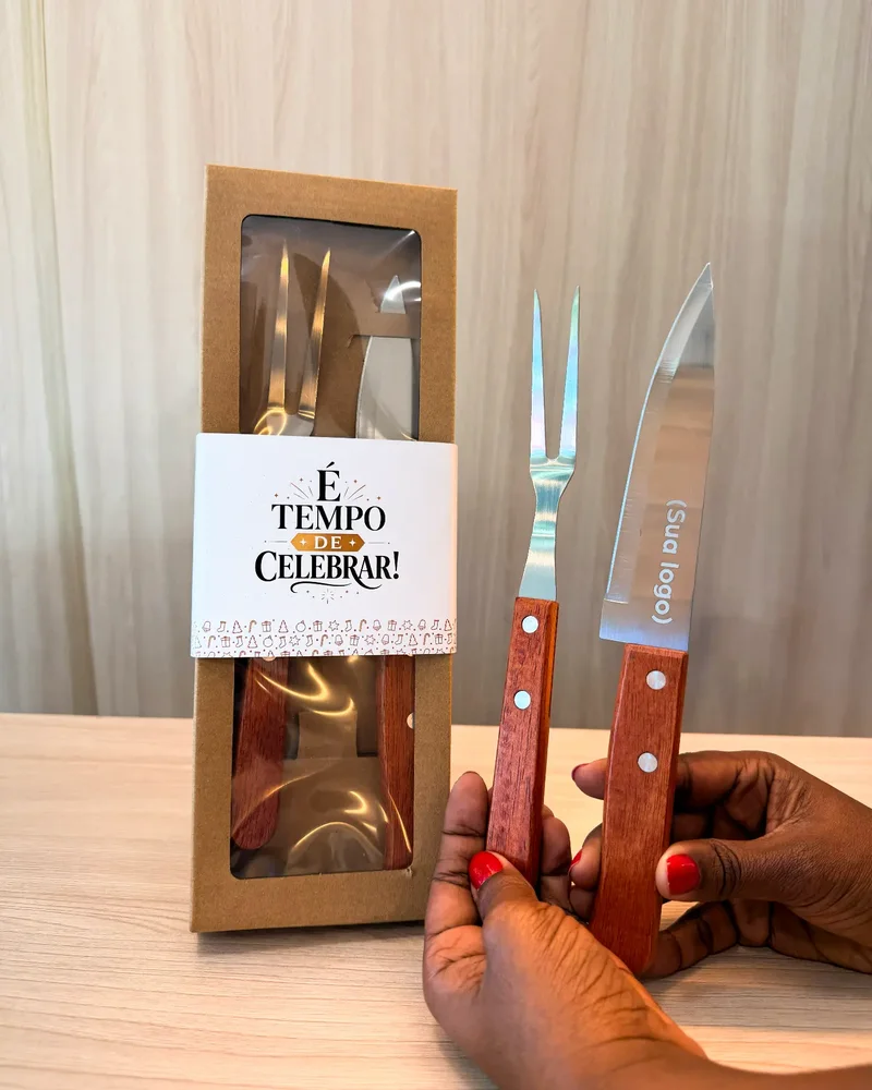 Kit churrasco personalizado em embalagem com faixa de fim de ano
